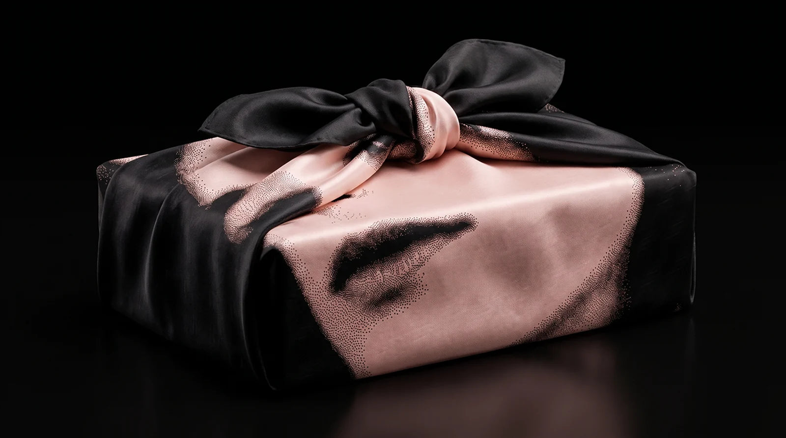 絹の furoshiki で結ばれた Colette Demay のギフトボックス