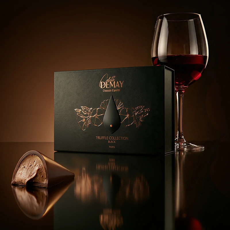 Truffe Noire du Périgord servie avec un verre de vin rouge — Colette Demay, chocolat d'apéritif de luxe